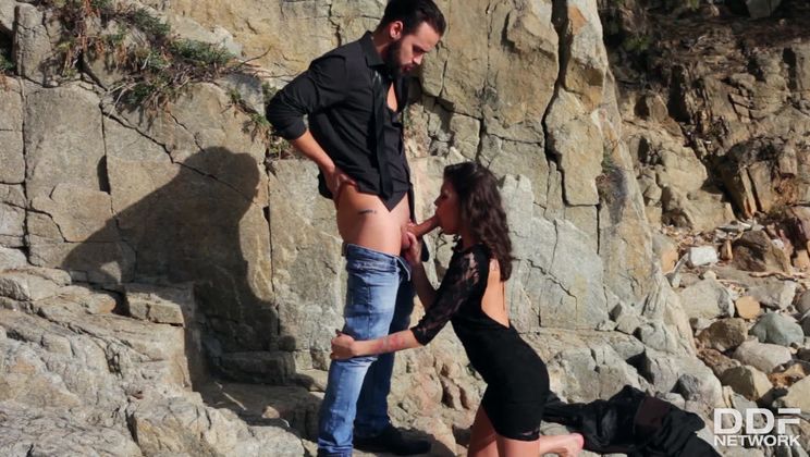 VIP Distraction: Hot Babe Blows Boyfriend’s Cock On Beach